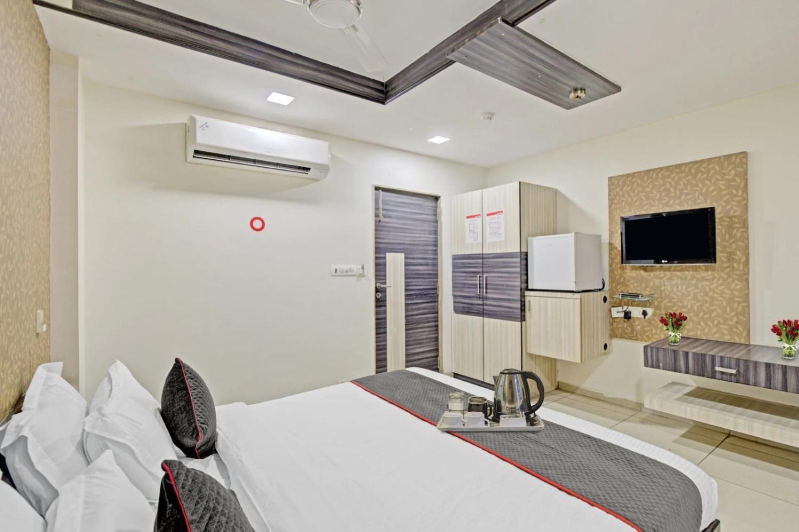 Hotel Tej International Plaza Near Igi Airport Delhi Нью-Дели Экстерьер фото
